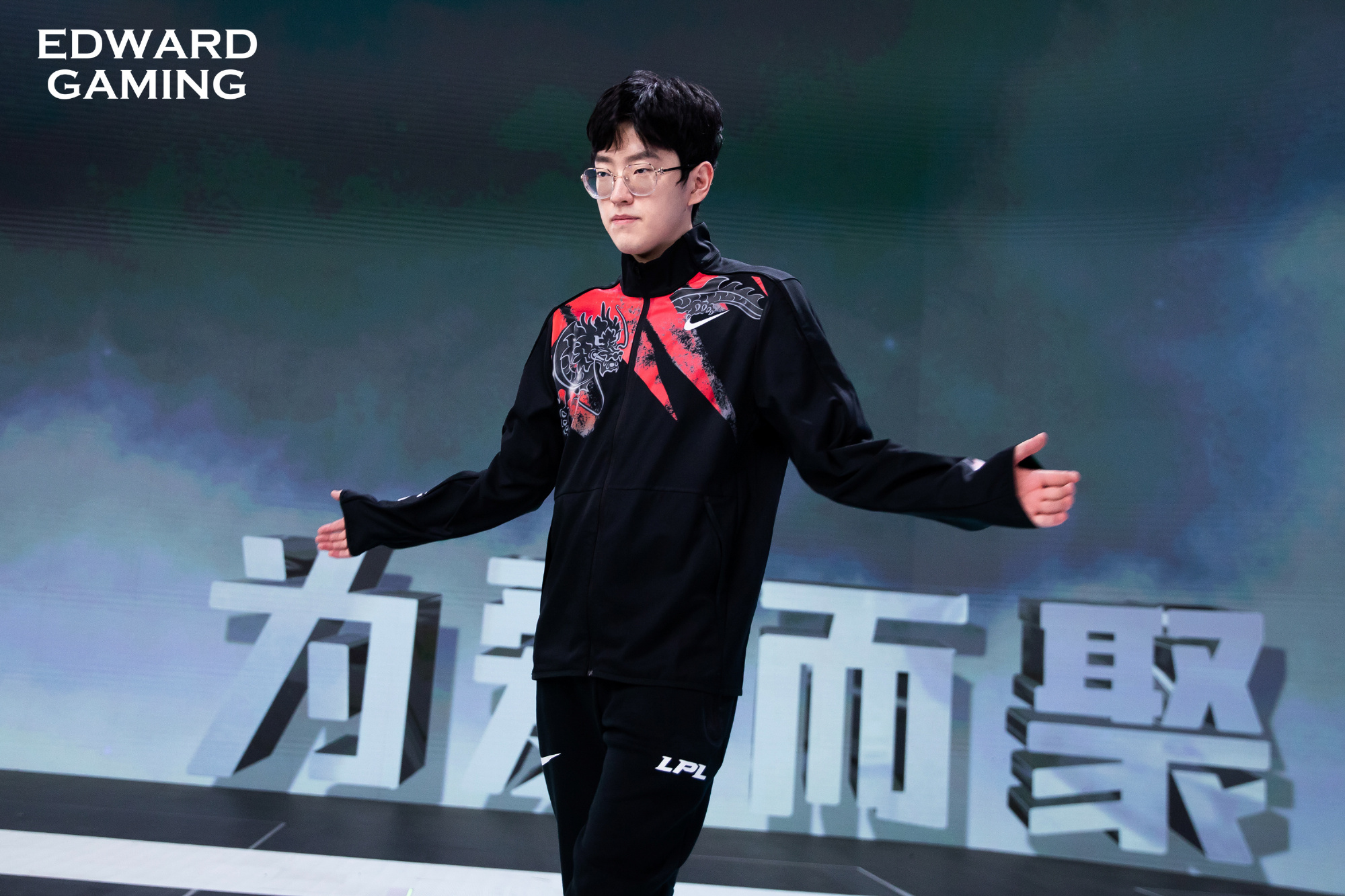 爱游戏平台Scout回归赛场，势不可挡首场状态亮眼，独行侠观众沸腾！