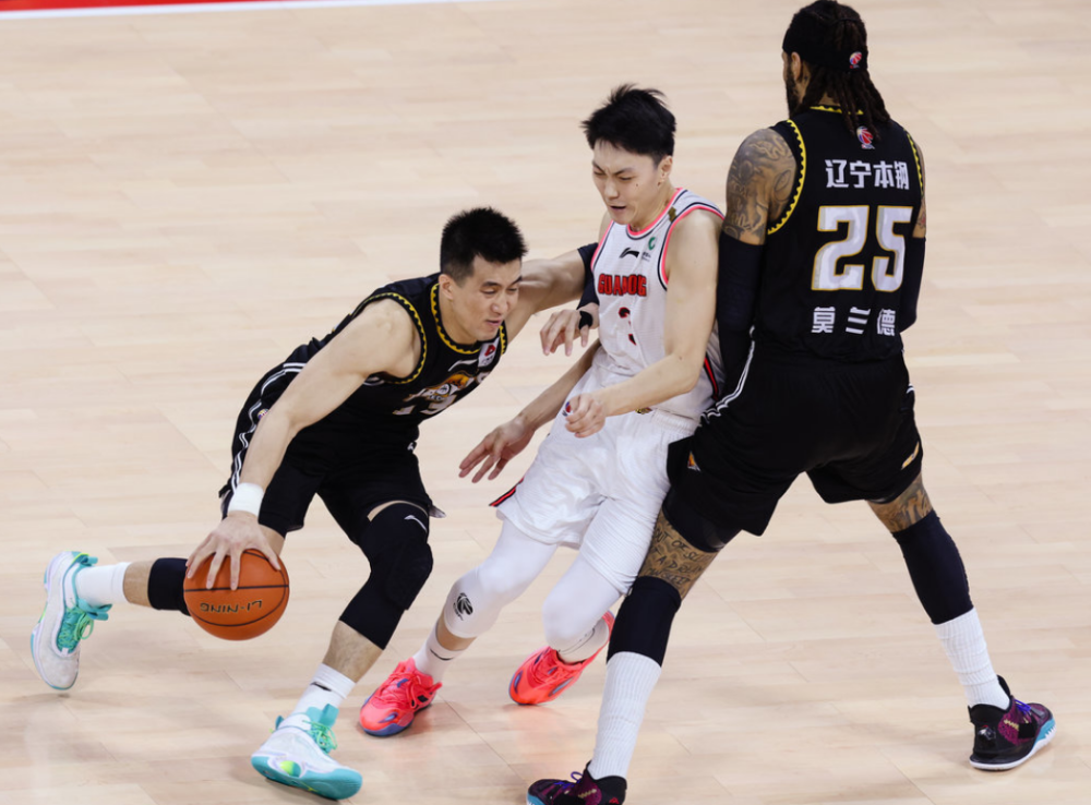 爱游戏穆古鲁扎回归赛场，关键助攻首场状态亮眼，热火观众沸腾！(关塔那摩监狱为什么在古巴)