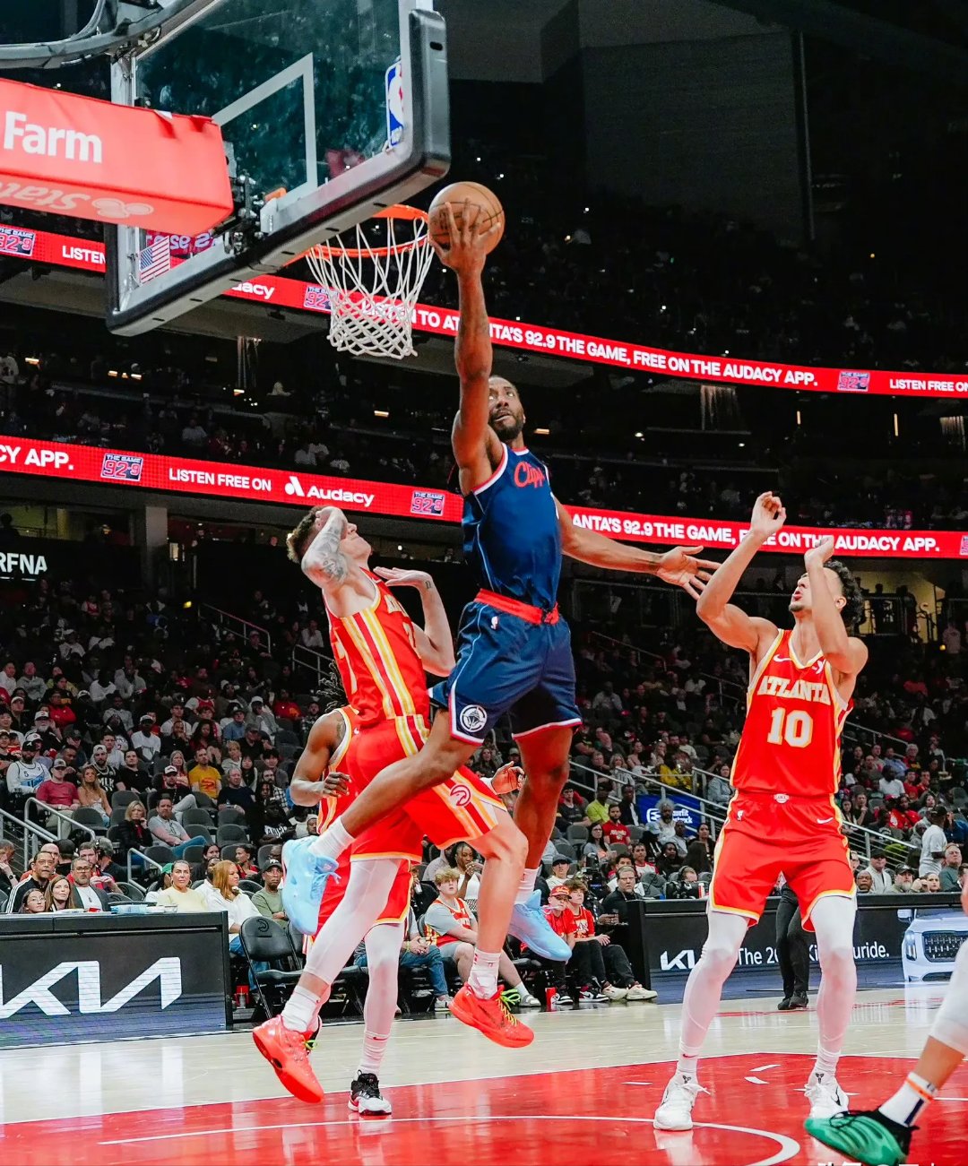 爱游戏官方网站哈登回归赛场，赛事规则更新首场状态亮眼，瑞士队观众沸腾！(哈登外号叫什么)